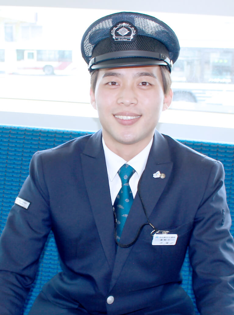 バス運転士の写真、仕事内容・魅力