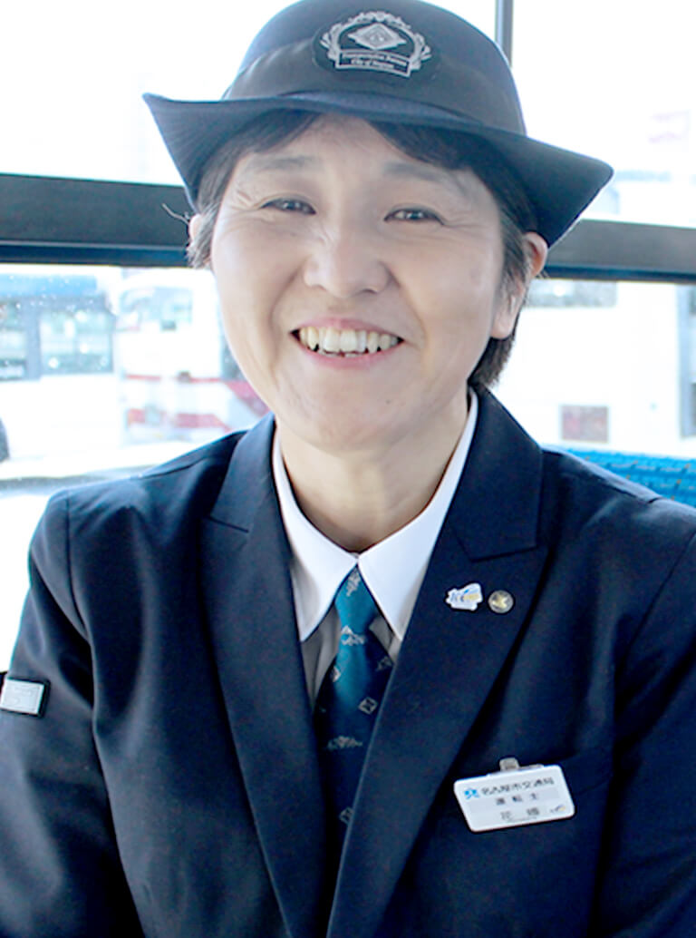 バス運転士の写真、仕事内容・魅力