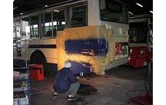 車両のボデーを修理している写真