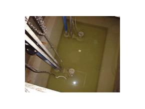 排水槽内に設置した水中ポンプの写真