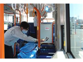 市バス車内の抗菌加工をしている様子