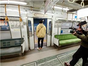 地下鉄から駅ホームへ降りる様子