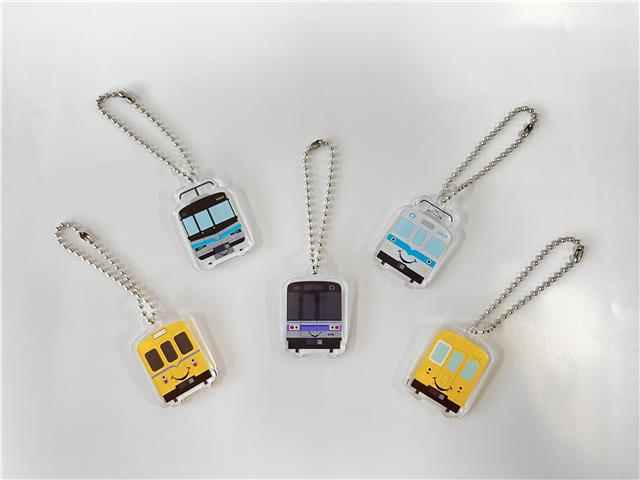 電車型アクリルチャーム（5種）の画像です。