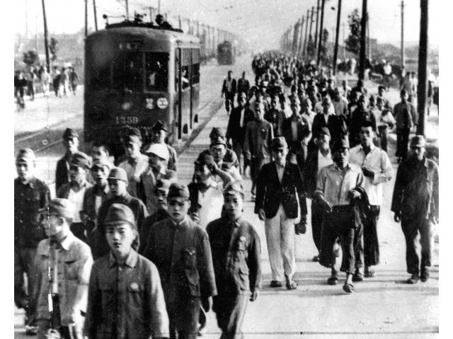 特急の㋓電車から降りて軍需工場へ出勤する人々(昭和18年) ⓒ中日新聞社