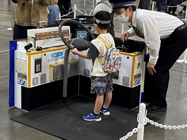 「市営交通100年祭メインイベントでの「市バスお仕事体験」の様子（令和4年11月12日開催）」