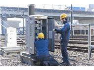 電気事務所職員の仕事風景の写真。