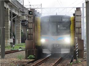 日進工場　車両洗浄装置を通過する様子