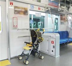 地下鉄車内の車いすスペースを利用するベビーカー