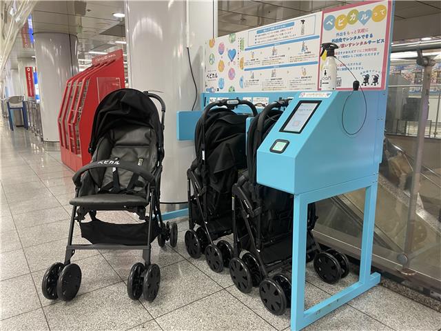 栄駅の西改札口付近に設置しているベビーカースタンドとベビーカーの画像