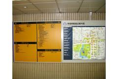 改札口付近にある駅周辺の地図と出口案内