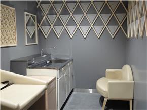 伏見駅おむつ交換台・荷物台・流し台・授乳用ソファ