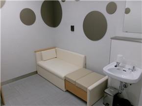 上前津駅授乳兼救護用ソファ・流し台