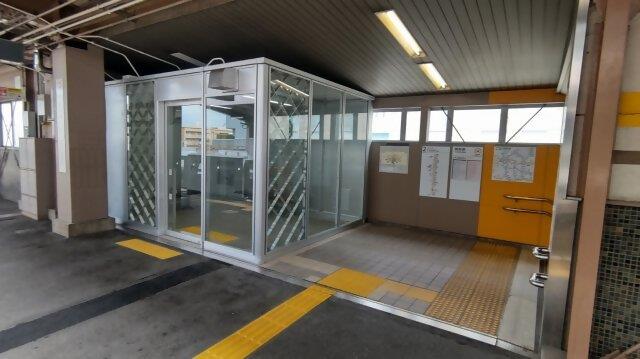 上社駅の待合室の写真