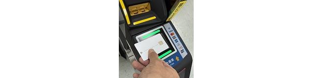 改札機にクレジットカードをタッチしている写真